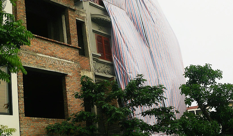 Cánh cửa sổ ở các tầng dù đã được lắp đặt hoàn chỉnh nhưng cài then, chốt kín.