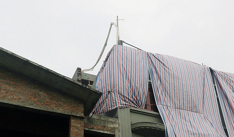 Sau khi phá dỡ phần sai phạm phía trên tầng, thì hệ thống đường dẫn điện nước của ngôi biệt thự tạm thời lộ hẳn ra phía ngoài.