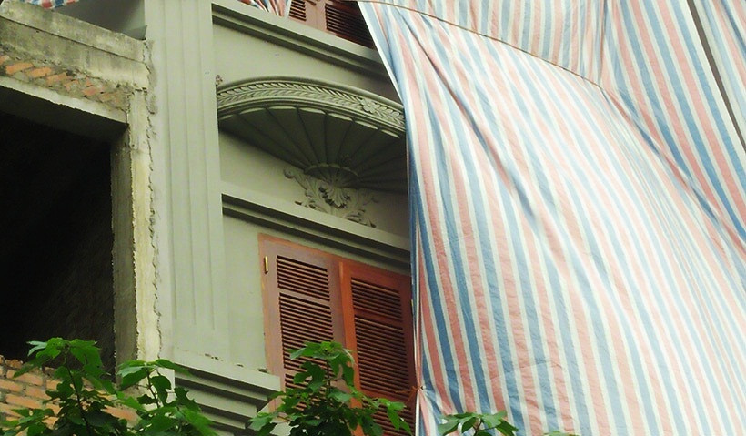 Bạt phủ che chắn hết phần mặt trước ngôi biệt thự sai phép của gia đình ông Nguyễn Thanh Hóa, nguyên Cục trưởng C50.