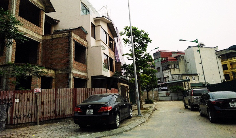 Trước đó, việc tổ chức triển khai tháo dỡ phần sai phạm ngôi biệt thự gia đình ông Hóa chỉ một ngày sau khi ông Nguyễn Thanh Hóa bị bắt giữ vì liên quan đến đường dây đánh bạc nghìn tỷ (bắt chiều ngày 11/3).