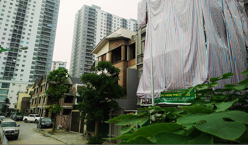Trong khi đó, thông tin với báo chí, ông Phùng Mạnh Dũng - Chủ tịch UBND phường Trung Văn (Nam Từ Liêm, Hà Nội) cho biết, hiện nay, chủ đầu tư đã phá dỡ xong giai đoạn một phần vi phạm gồm toàn bộ 3 bức tường ở tầng 5 cao 2,7m và dài 18m.