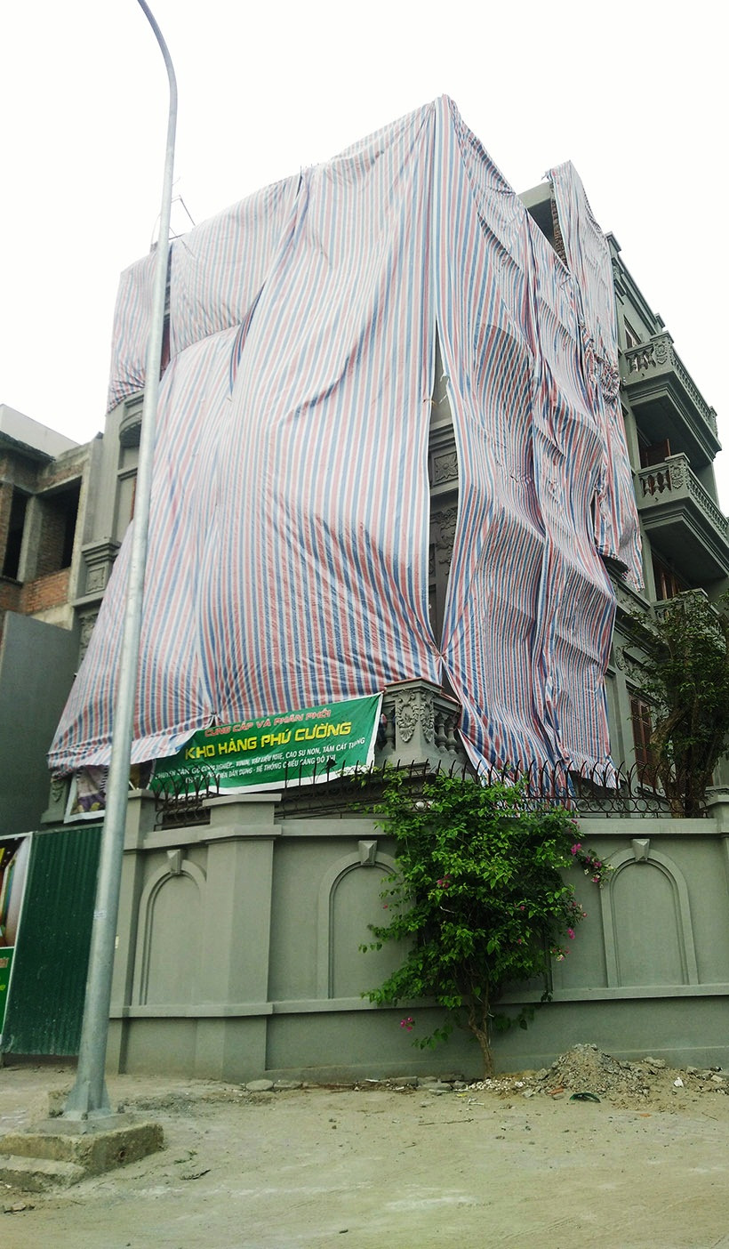 Ghi nhận của PV Kiến Thức chiều ngày 26/3, toàn bộ ngôi biệt thự gia đình ông Nguyễn Thanh Hóa được phủ bạt từ trên xuống dưới.