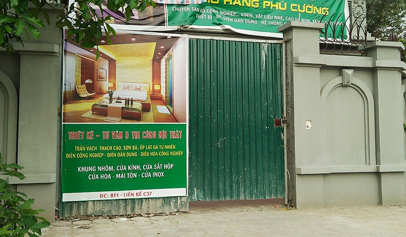 Lối cửa ra vào chính của ngôi biệt thự vẫn đang được lắp đặt bằng miếng tôn, khóa trái bên ngoài.