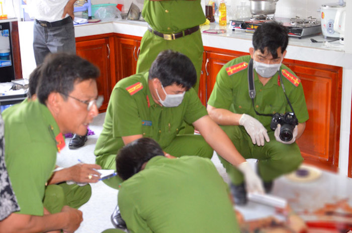 Công an khám nghiệm hiện trường. Ảnh: Vietnamnet.