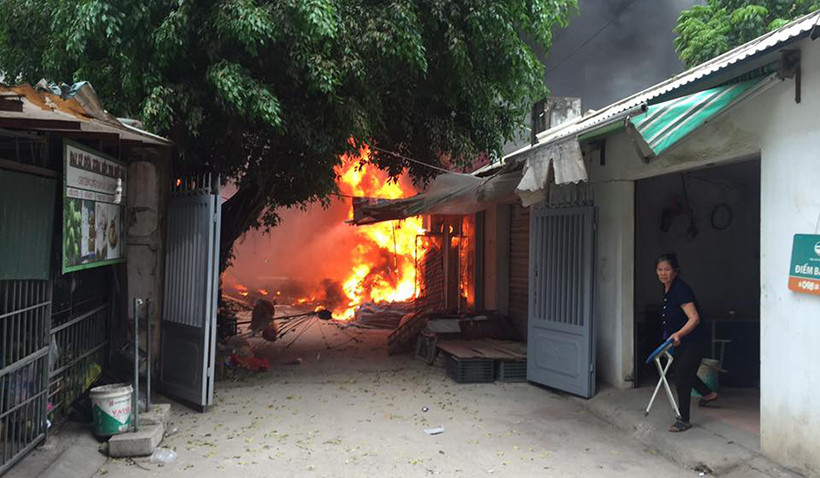 Khoảng hơn 14h ngày 31/3, một vụ hỏa hoạn lớn đã xảy ra ở chợ Quang xã Thanh Liệt, huyện Thanh Trì, TP Hà Nội) thiêu rụi nhiều ki-ốt bên trong chợ.