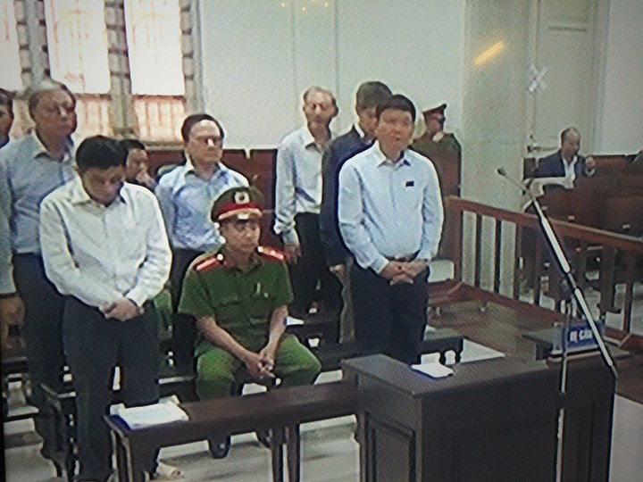 Ông Đinh La Thăng cùng các bị cáo tại phiên tòa sáng nay (22/3).