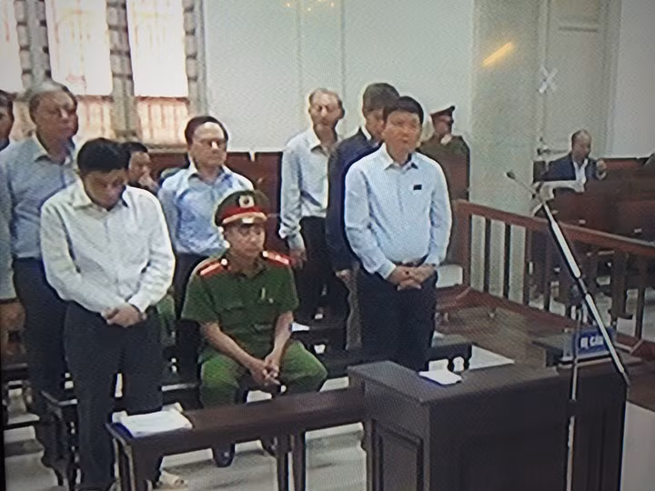 Ông Đinh La Thăng cùng các bị cáo tại phiên tòa sáng nay (22/3).