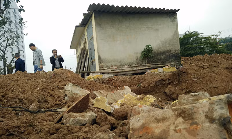 Khu vực ngôi mộ chôn tập thể 60 cán bộ, nhân dân hy sinh trong cuộc kháng chiến chống thực dân Pháp trước đó, chỉ còn lại đất đá.