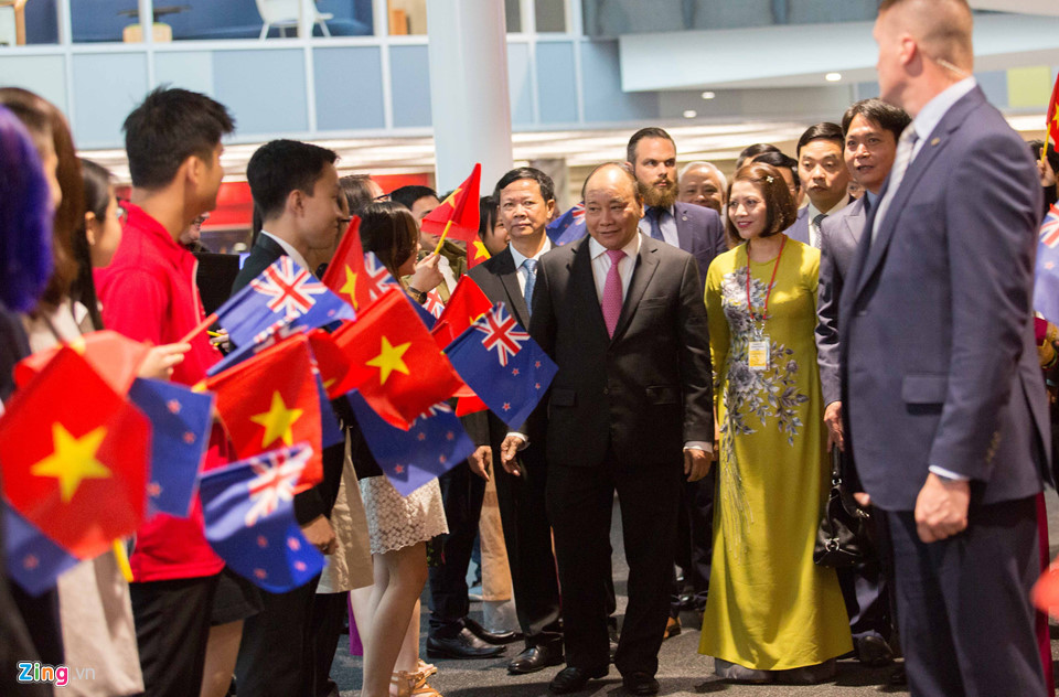 Trong khuôn khổ chuyến thăm hai ngày bắt đầu hôm 12/3, Thủ tướng Nguyễn Xuân Phúc tham gia một loạt hoạt động. Trò chuyện với kiều bào và sinh viên Việt Nam ở Đại học Công nghệ Auckland, Thủ tướng dặn dò cộng đồng người Việt giữ "khát vọng để đưa đất nước tiến lên" và không nên "thỏa mãn non" với những gì đã đạt được. Ảnh: Thanh Tuấn.