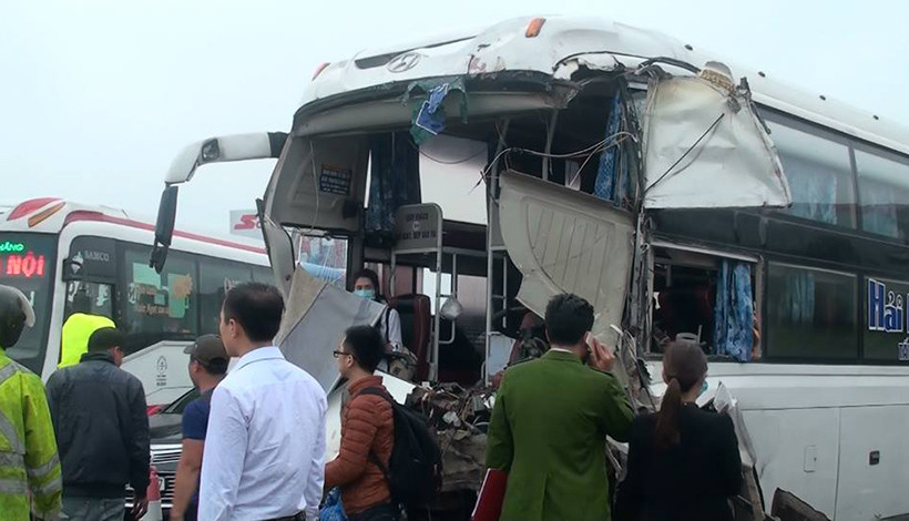 Tại hiện trường, phần đầu xe khách bị hư hỏng toàn bộ.