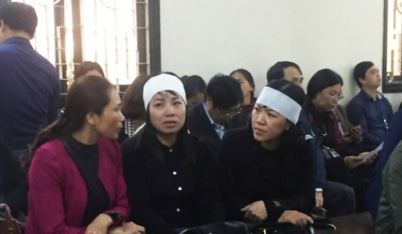 Trong số người thân của 13 nạn nhân, một số người đã khóc nức nở ngay tại tòa khi nhớ lại thảm cảnh kinh hoàng khi xảy ra vụ cháy quán karaoke số 68 Trần Thái Tông.