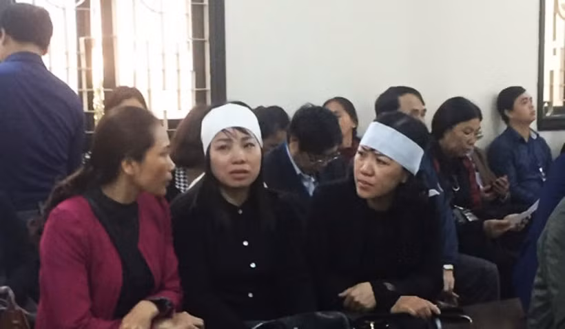 Trong số người thân của 13 nạn nhân, một số người đã khóc nức nở ngay tại tòa khi nhớ lại thảm cảnh kinh hoàng khi xảy ra vụ cháy quán karaoke số 68 Trần Thái Tông.