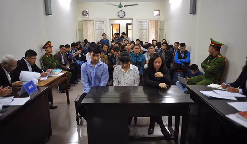 Các bị cáo đều cúi gằm mặt xuống bàn trong suốt quá trình xét xử.