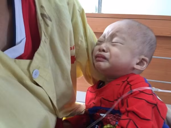 Bé đang rất cần sự giúp đỡ của cộng đồng