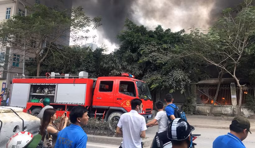 Các lực lượng cứu hỏa khẩn trương tiếp cận hiện trường đám cháy để dập lửa.