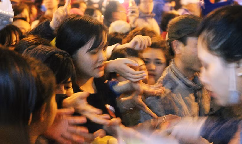 Do tâm lý sợ hết lộc nên người dân sẵn sàng xô đẩy nhau, giành giật lộc. Ban tổ chức đã lớn tiếng nhắc nhở nhưng không ai nghe.