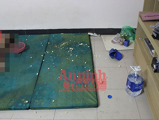 Hiện trường vụ án vẫn còn nhiều tỏi rơi vương vãi. Ảnh: ANTĐ.
