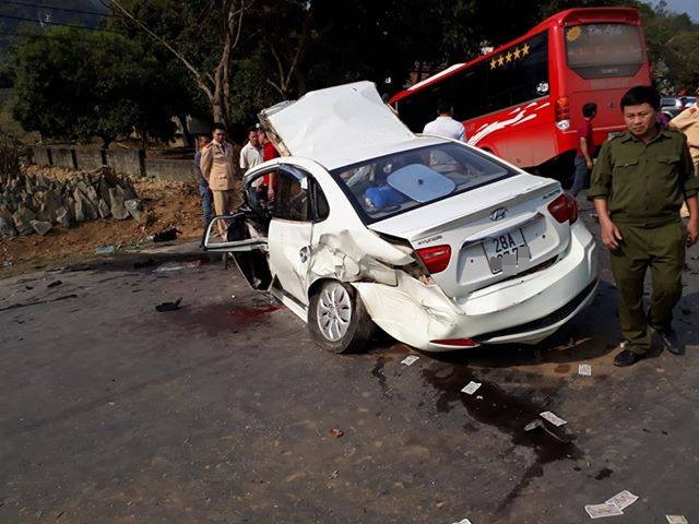 Chiếc xe con bị hư hỏng nặng. Hai người trên xe này phải nhập viện cấp cứu.