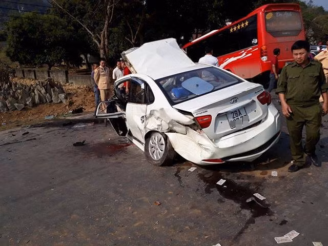 Chiếc xe con bị hư hỏng nặng. Hai người trên xe này phải nhập viện cấp cứu.