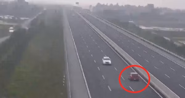 Hành vi của nữ xế là vô cùng nguy hiểm.