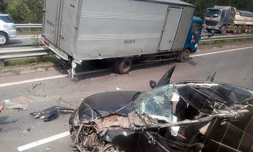 Chiếc xe ô tô con bị hư hỏng nặng.