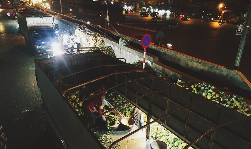 Ghi nhận của PV Kiến Thức tối 7/3, trong không khí rộn ràng Ngày Quốc tế Phụ nữ 8/3 khắp phố phường Hà Nội, thì dường như những chị, cô, bác mưu sinh dưới chân cầu Long Biên (Hà Nội) hầu như chẳng để tâm hôm nay ngày gì.