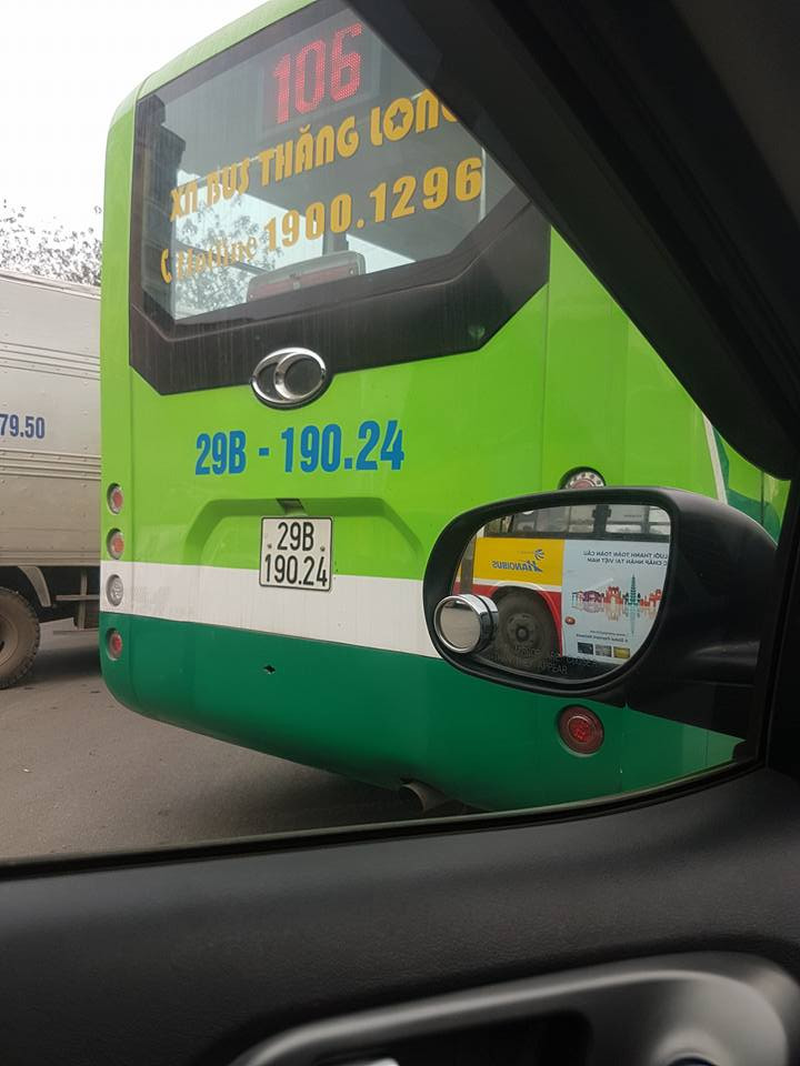 Chiếc xe buýt bị va chạm.