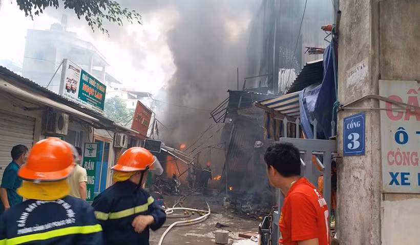Cảnh sát phòng cháy chữa cháy dẫn vòi rồng vào bên trong hiện trường vụ cháy. Chỉ huy Phòng cảnh sát PCCC số 8 Hà Nội cho biết đơn vị đã huy động 6 xe cứu hỏa cùng hàng chục chiến sĩ đến hiện trường dập lửa. Các lực lượng chức năng chưa ghi nhận thiệt hại về người.