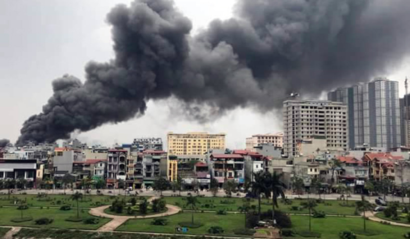 Lửa bốc cháy lớn, khói đen kịt bốc cao thành cột, người dân đứng từ xa hàng km cũng dễ dàng quan sát thấy đám cháy.