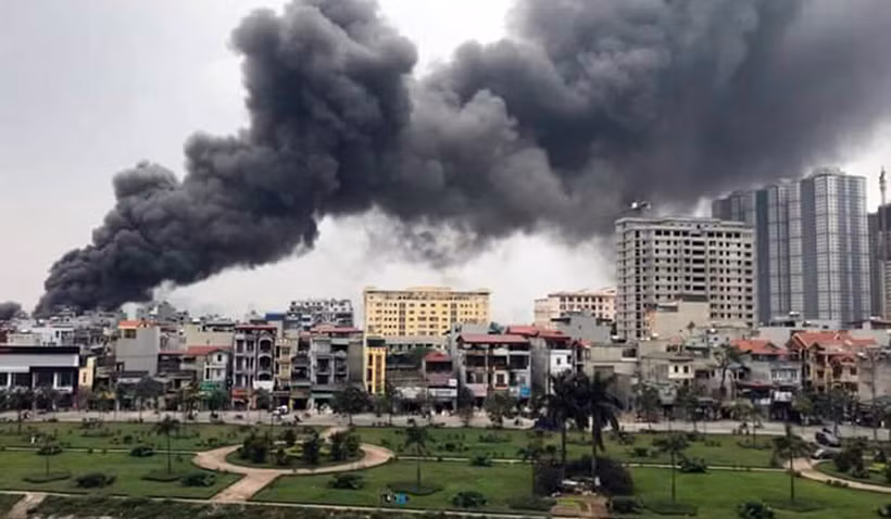 Lửa bốc cháy lớn, khói đen kịt bốc cao thành cột, người dân đứng từ xa hàng km cũng dễ dàng quan sát thấy đám cháy.