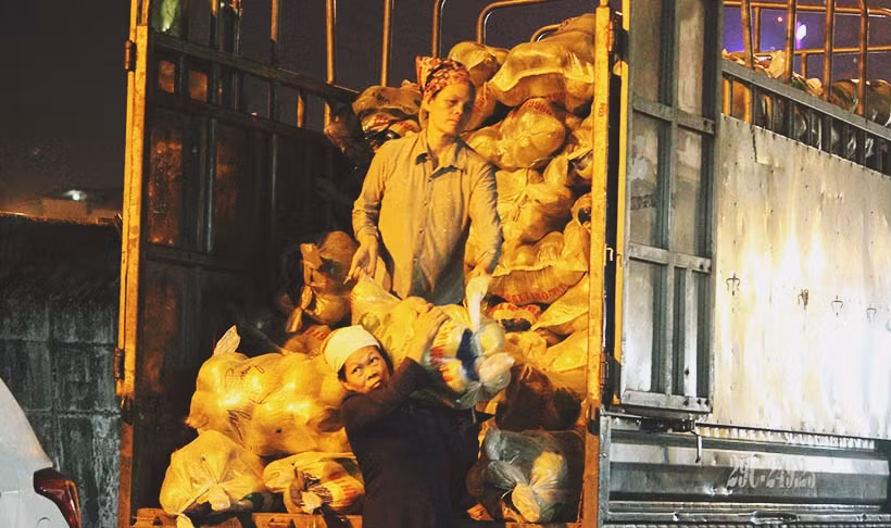 Vì gia đình khó khăn, những người phụ nữ này có lẽ chỉ tới Tết mới thực sự dành cho mình một ít thời gian nghỉ ngơi, còn lại chỉ đơn giản hàng đêm lặng lẽ mưu sinh bằng đôi vai gầy.