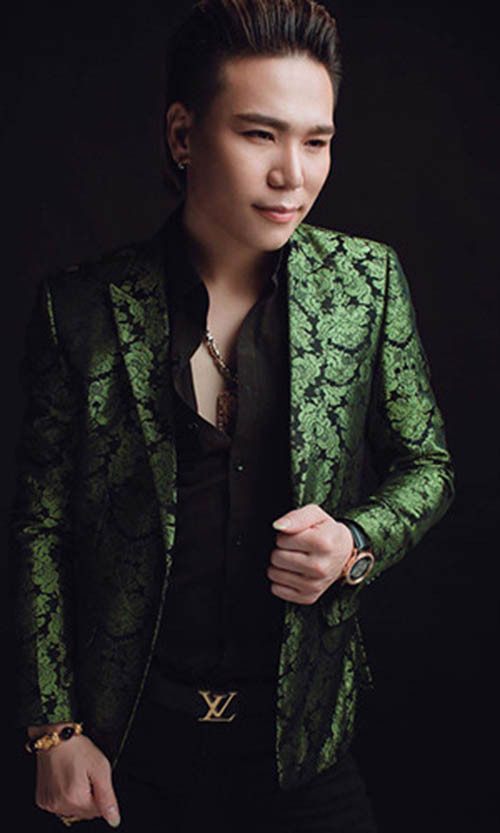 Nam ca sĩ Châu Việt Cường.