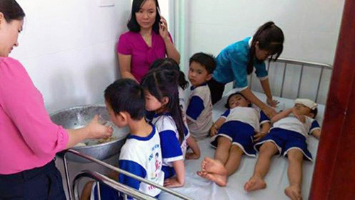 Các học sinh có biểu hiện ngộ độc như đau bụng, nôn mửa ở ở xã Phúc lộc, huyện Tân Phú, tỉnh Đồng Nai). Ảnh Hồ Tân