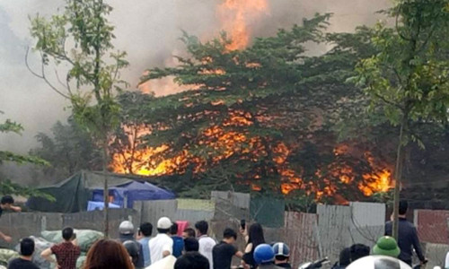 Trưa ngày 4/3, lãnh đạo Phòng cảnh sát PCCC số 8 (Cảnh sát PCCC Hà Nội) cho biết, lúc 9h sáng nay, tại một nhà xưởng sản xuất đồ da và nhựa ở xã Triều Khúc (huyện Thanh Trì, Hà Nội) đã xảy ra vụ cháy lớn. Hiện trường nhà xưởng bị cháy rộng hơn 50m2.