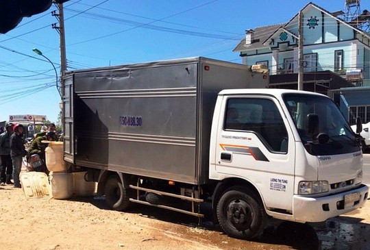 Chiếc xe ô tô chở tôm.