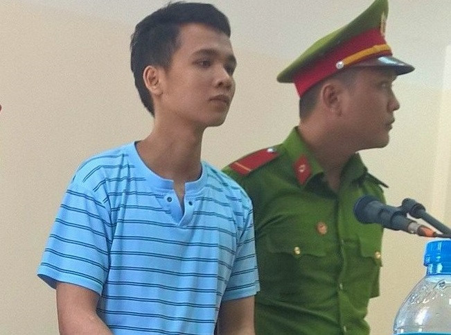 Cảnh sát dẫn giải Nghĩa tại phiên tòa. Ảnh Zing.vn.