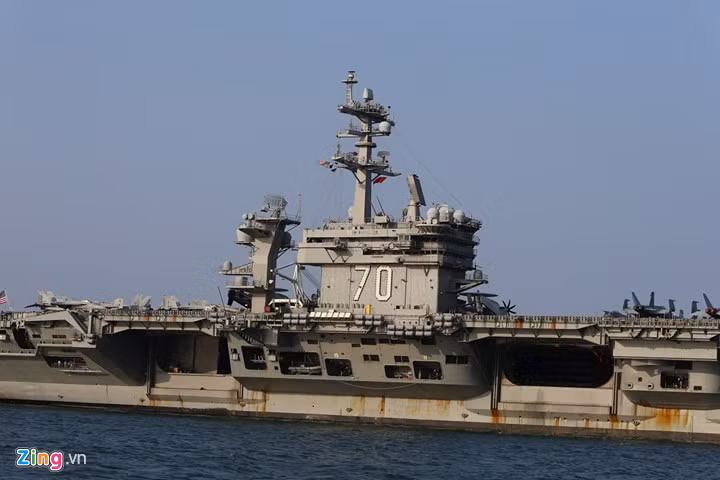 Đoàn tàu của Hải quân Mỹ thăm Việt Nam lần này gồm tàu sân bay USS Carl Vinson, tàu tuần dương USS Lake Champlain và tàu khu trục USS Wayne E. Meyer, chuyến thăm kéo dài từ ngày 5-9/3. Đây là lần đầu tiên một tàu sân bay Mỹ ghé Việt Nam kể từ sau năm 1975.