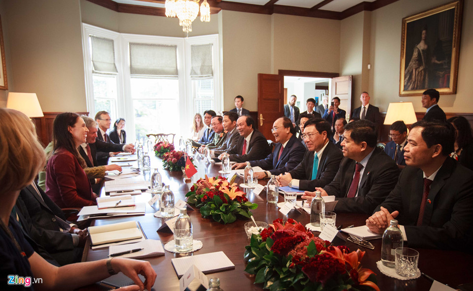 Sau lễ đón, Thủ tướng Nguyễn Xuân Phúc hội đàm với Thủ tướng Ardern. Hai bên từng bày tỏ mong muốn nâng cấp quan hệ lên thành đối tác chiến lược và cuộc gặp lần này được cho là có thể giúp đẩy nhanh quá trình. Ảnh: Thanh Tuấn.