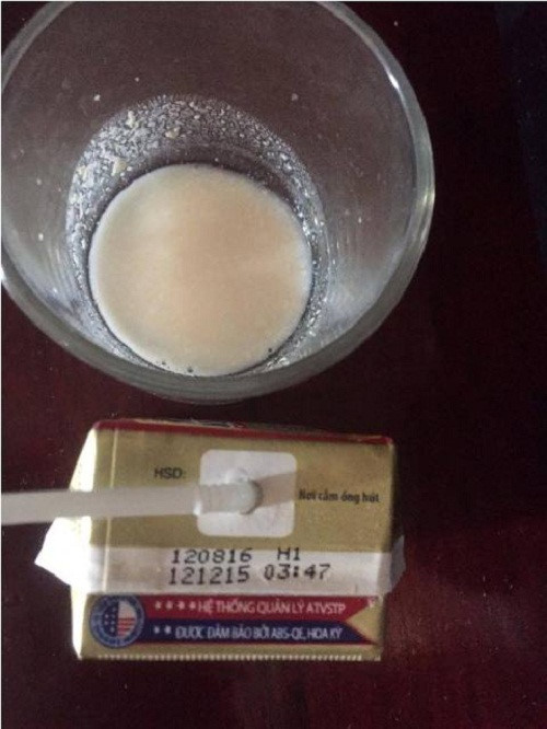 Dù hạn sử dụng của sản phẩm đến ngày 12/8/2016, nhưng sữa đã bị chua, vón cục, ngả vàng. Ảnh: Congluan.
