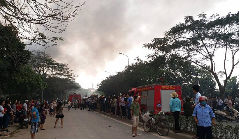 Tiếp nhận thông tin, lực lượng cứu hỏa nhanh chóng điều động cán bộ chiến sĩ, cùng xe chữa cháy chuyên dụng đến hiện trường.