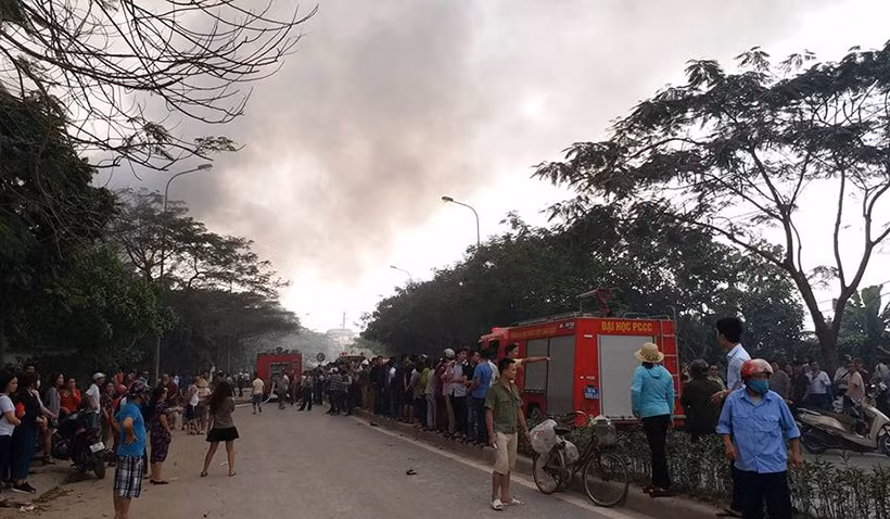 Tiếp nhận thông tin, lực lượng cứu hỏa nhanh chóng điều động cán bộ chiến sĩ, cùng xe chữa cháy chuyên dụng đến hiện trường.