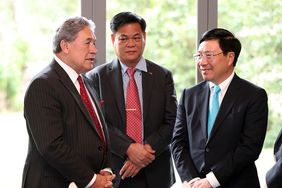 Phó thủ tướng, Bộ trưởng Ngoại giao Phạm Bình Minh (phải) trò chuyện cùng Phó thủ tướng New Zealand Winston Peters (trái). Quan hệ song phương đã phát triển mạnh mẽ trong vài năm qua. New Zealand xem Việt Nam là nhân tố quan trọng trong chính sách đối với khu vực châu Á - Thái Bình Dương. New Zealand cũng là một trong 11 nước vừa ký hiệp định TPP-11 cùng Việt Nam. Ảnh: Getty.