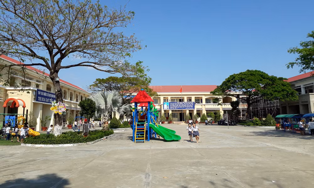 Trường Tiểu học Bình Chánh nơi xảy ra sự việc trước đó. Ảnh: chụp ngày 5/3