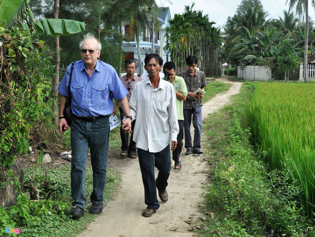 Ông Ronald Haeberle, tác giả bộ ảnh vụ thảm sát Mỹ Lai gặp lại Đỗ Ba, nạn nhân sống sót vụ thảm sát này tháng 10/2011. Ảnh: Minh Hoàng.