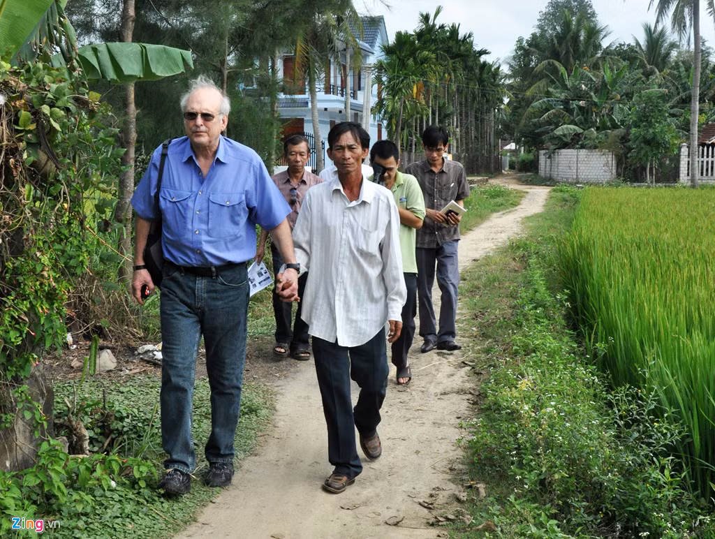 Ông Ronald Haeberle, tác giả bộ ảnh vụ thảm sát Mỹ Lai gặp lại Đỗ Ba, nạn nhân sống sót vụ thảm sát này tháng 10/2011. Ảnh: Minh Hoàng.