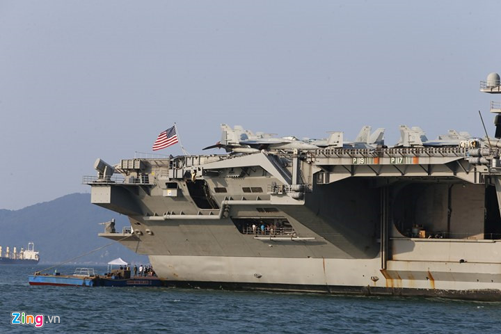 Khi tàu USS Carl Vinson trên đường vào Việt Nam, ông Fuller cho biết “chúng tôi có gặp phải tàu của một số nước khác”. “Tuy nhiên, đây là điều rất bình thường khi bạn đang lưu thông trên vùng biển quốc tế. Chúng tôi dĩ nhiên cũng có gặp một số tàu Trung Quốc, nhưng tất cả đều diễn ra bình thường và các bên đều hành xử rất chuyên nghiệp”, ông Fuller cho biết.