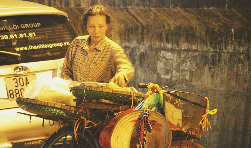 Niềm vui của những người phụ nữ trong ngày này có lẽ là... bán được nhiều hàng nhất để kiếm thêm chút ít trang trải cuộc sống.