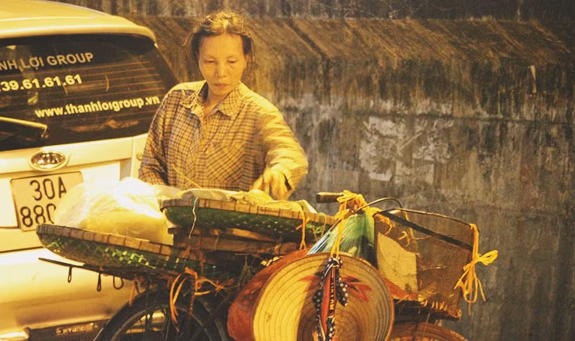 Niềm vui của những người phụ nữ trong ngày này có lẽ là... bán được nhiều hàng nhất để kiếm thêm chút ít trang trải cuộc sống.