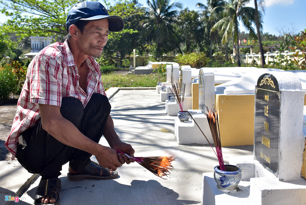 Ông Đỗ Ba thắp hương trước mộ phần mẹ là bà Lê Thị Binh. Ảnh: Minh Hoàng.