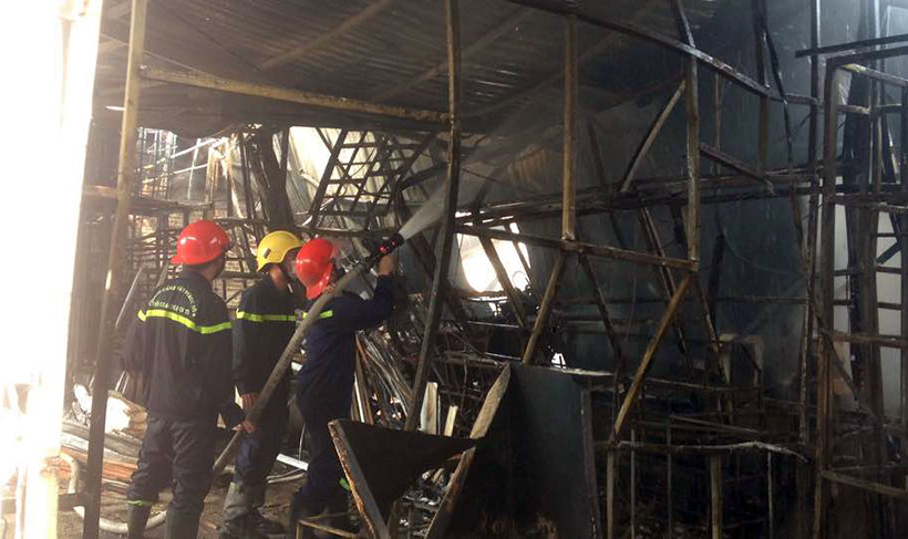 Tiếp nhận tin báo, Phòng Cảnh sát PCCC số 8 đã huy động 5 xe cứu hỏa cùng hàng chục chiến sĩ, khẩn trương đến hiện trường phối hợp lực lượng chức năng huyện Thanh Trì cứu hỏa.